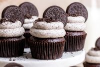 Oreo Cheesecake Cupcakes with Creamy Cookies and Cream Filling