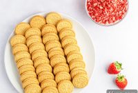 Strawberry Crunch Topping Recipe for Desserts and Yogurt