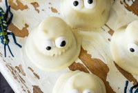 White Chocolate-Dipped Ghost Cookies: Spooky Halloween Treats
