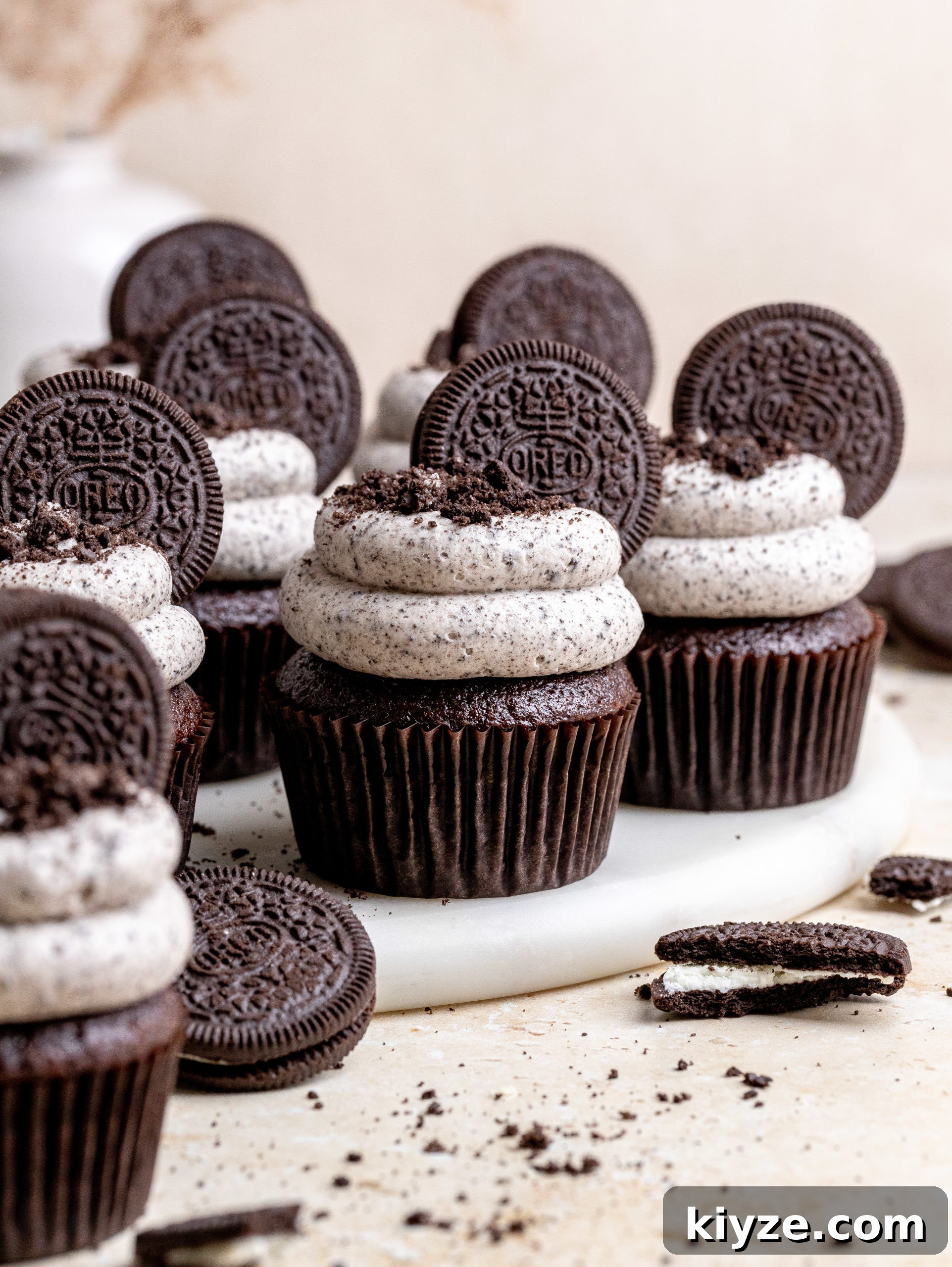 Oreo Cheesecake Cupcakes with Creamy Cookies and Cream Filling 6 Decorated cupcakes