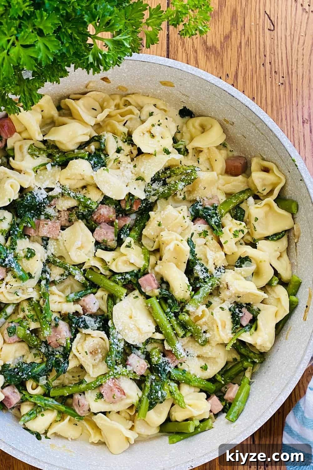tortellini pasta with ham, asparagus and spinach