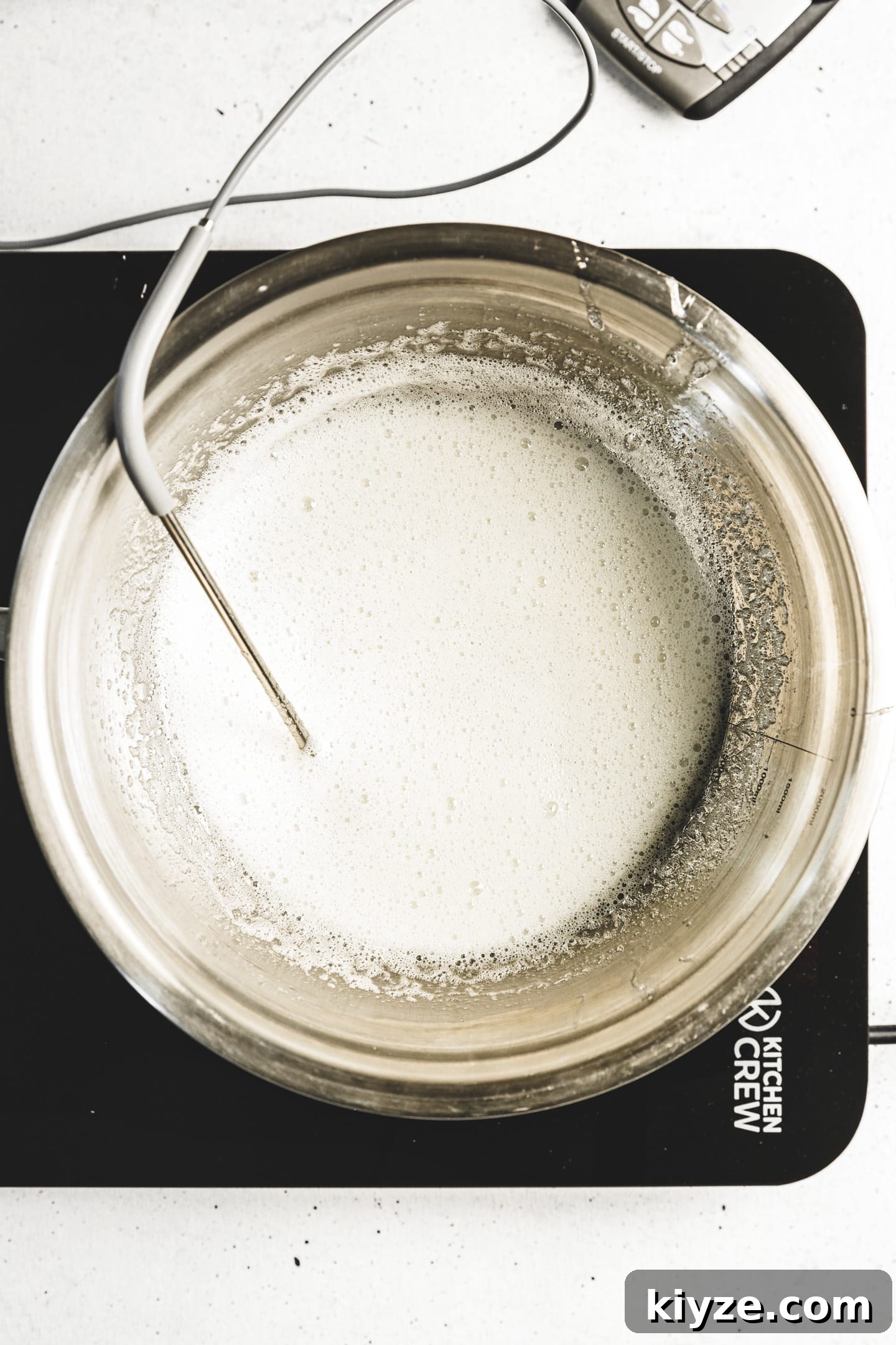 Swiss Meringue Recipe: Smooth, Glossy Meringue for Cakes and Frosting 5 saladier avec mélange de blancs cuit au bain marie