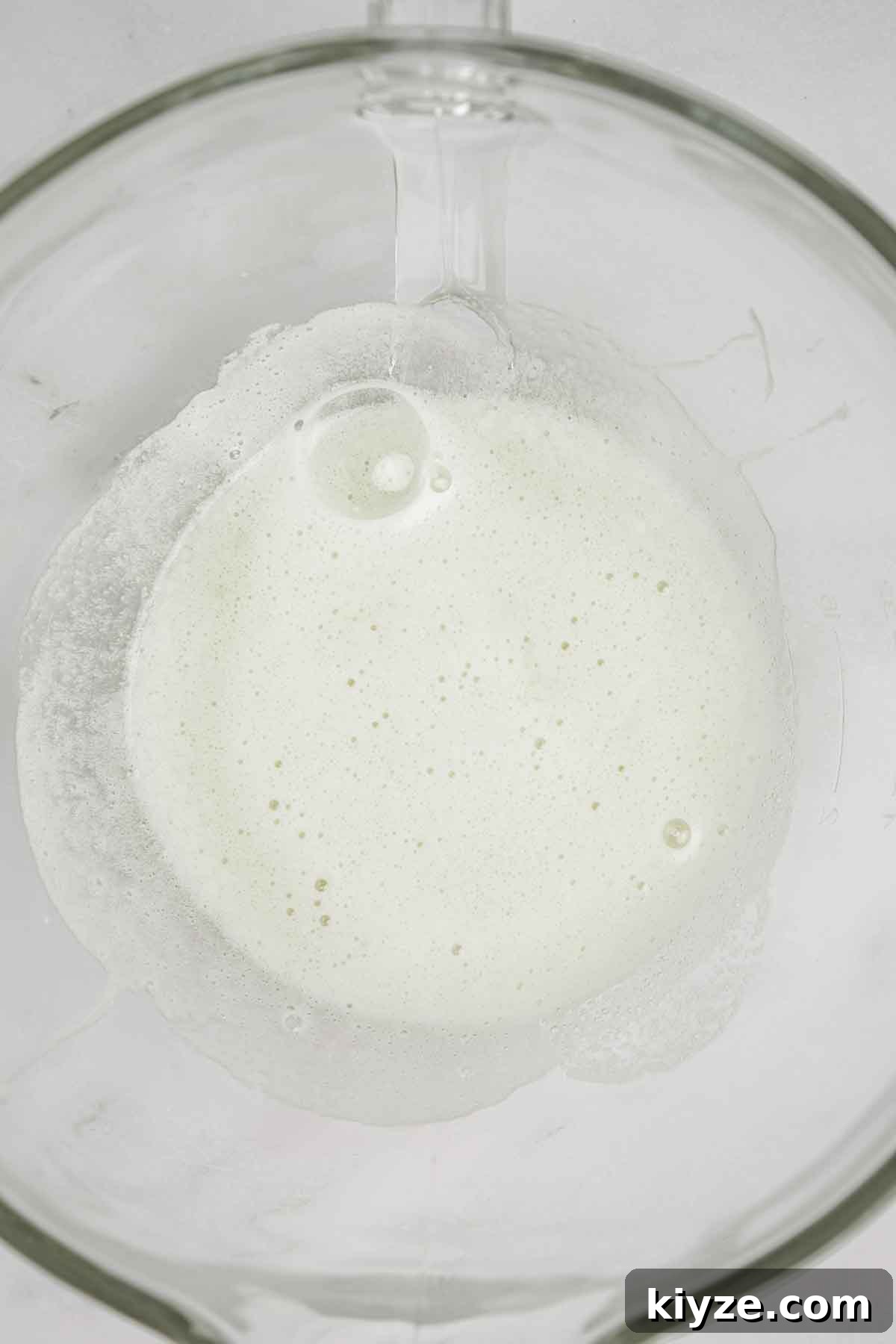 Swiss Meringue Recipe: Smooth, Glossy Meringue for Cakes and Frosting 6 saladier avec mélange de blancs d'oeufs