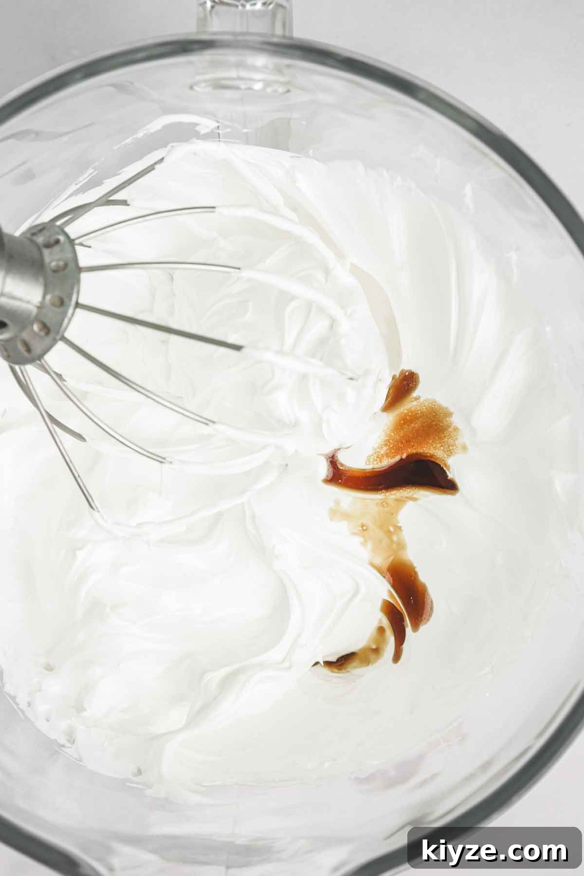 Swiss Meringue Recipe: Smooth, Glossy Meringue for Cakes and Frosting 7 saladier avec meringue ferme
