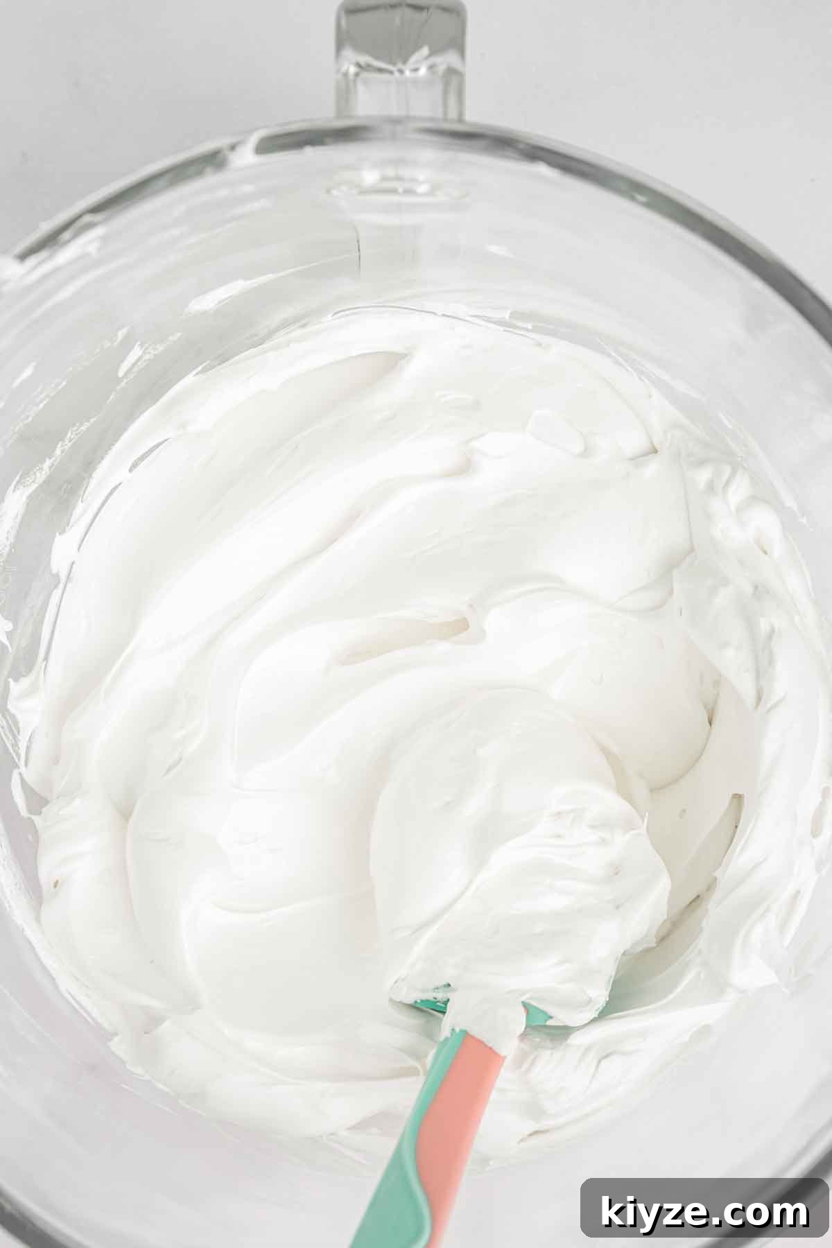 Swiss Meringue Recipe: Smooth, Glossy Meringue for Cakes and Frosting 8 saladier avec meringue suisse